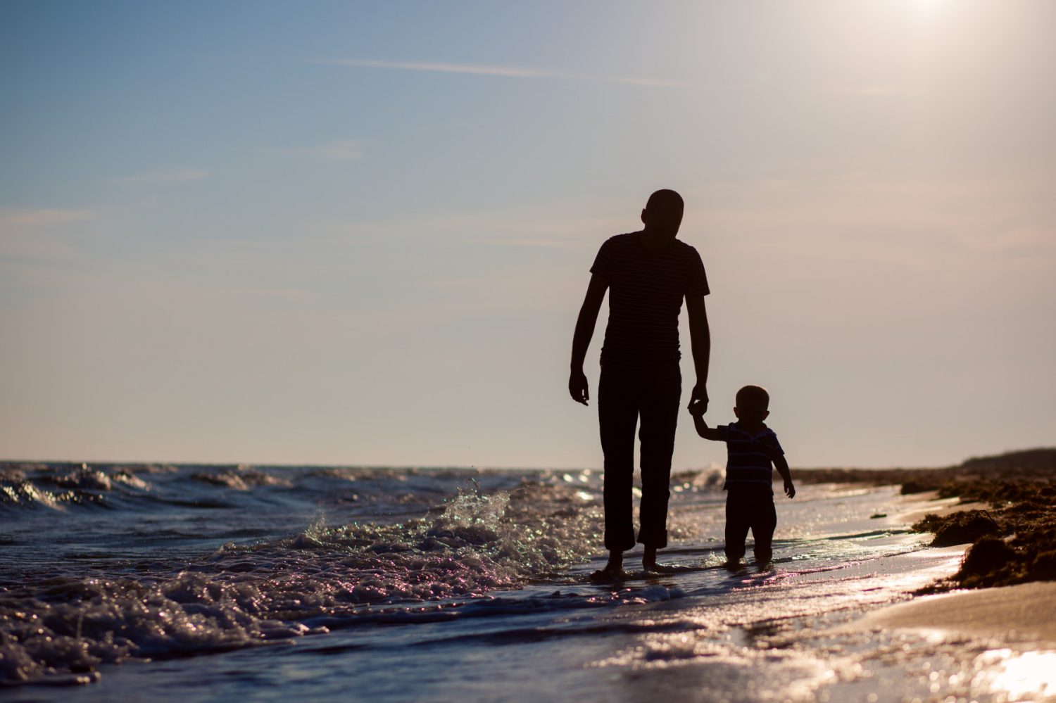 Bambino con sindrome di Down che sorride in un ambiente accogliente